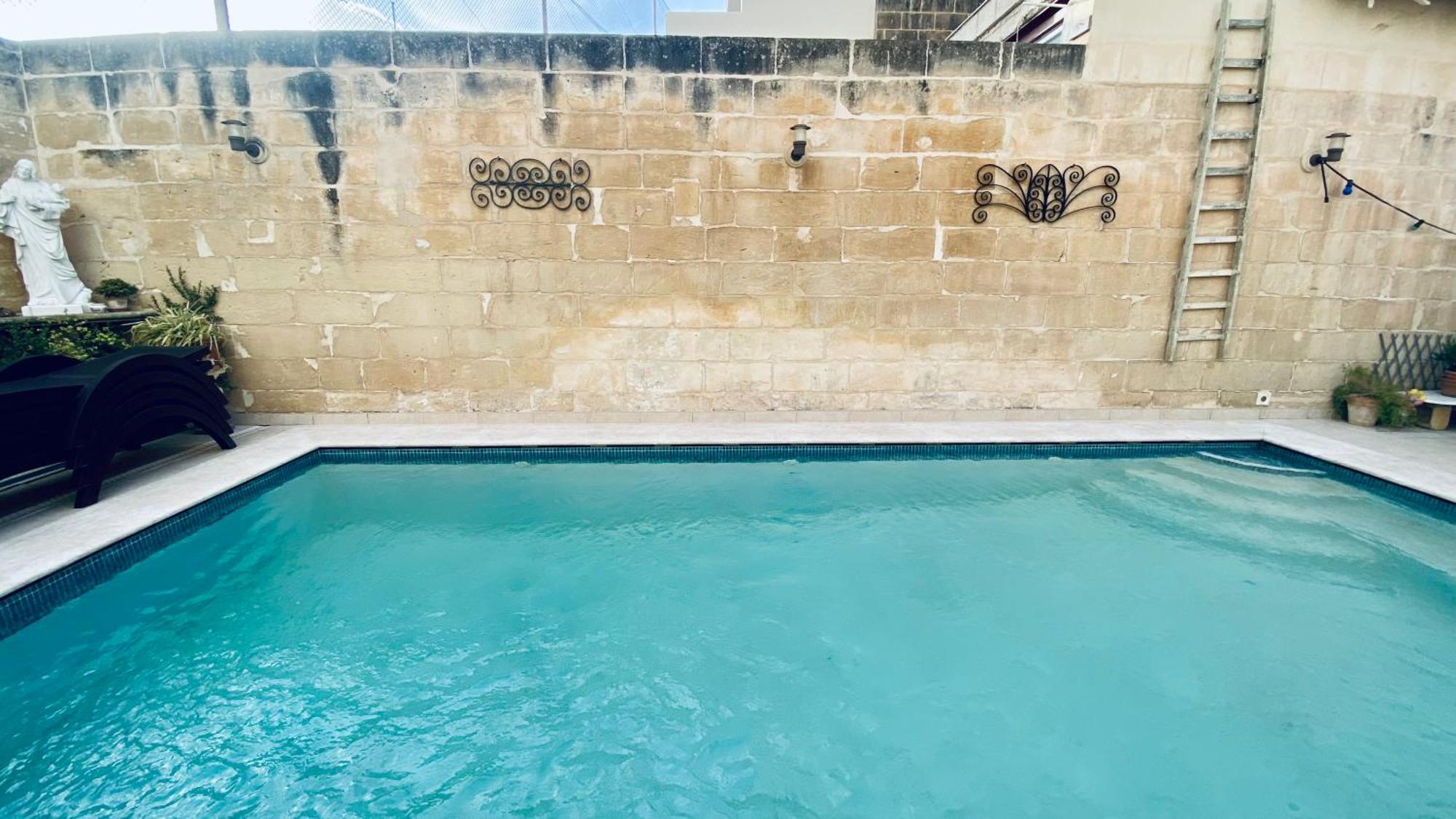 Free Breakfast, Pool, Spacious Aircon Hideaway Daire Mosta Dış mekan fotoğraf
