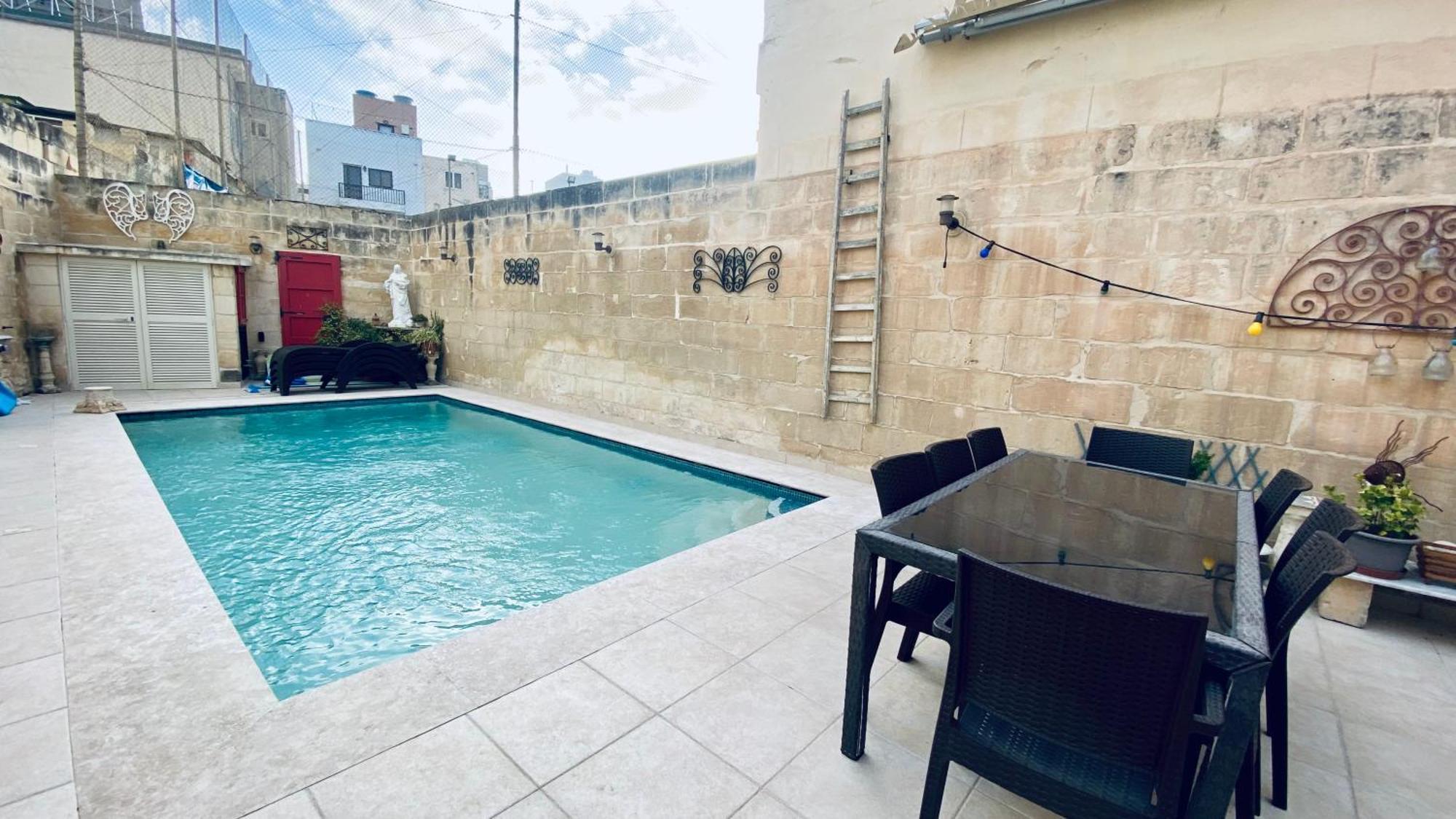 Free Breakfast, Pool, Spacious Aircon Hideaway Daire Mosta Dış mekan fotoğraf
